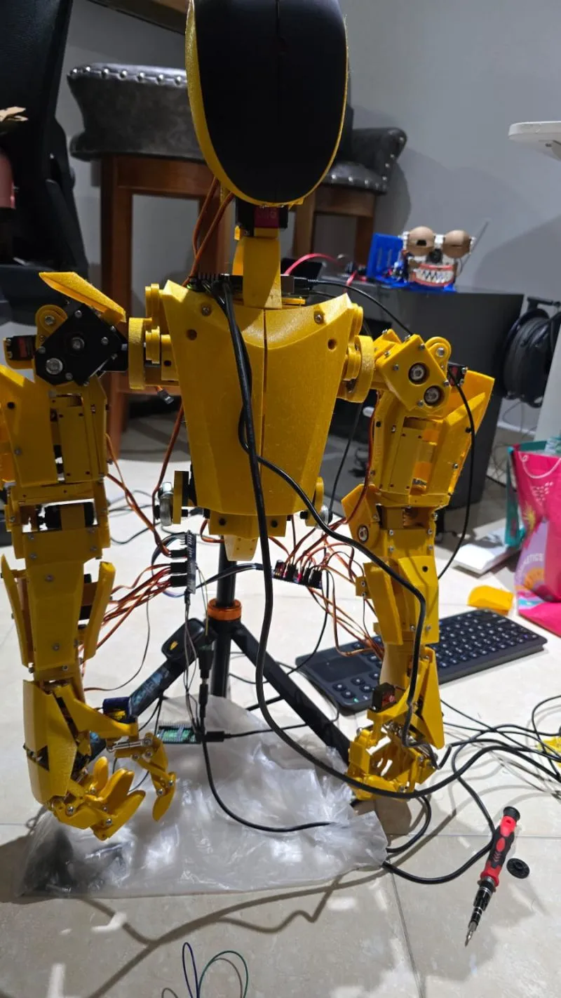El humanoide amarillo en el laboratorio
