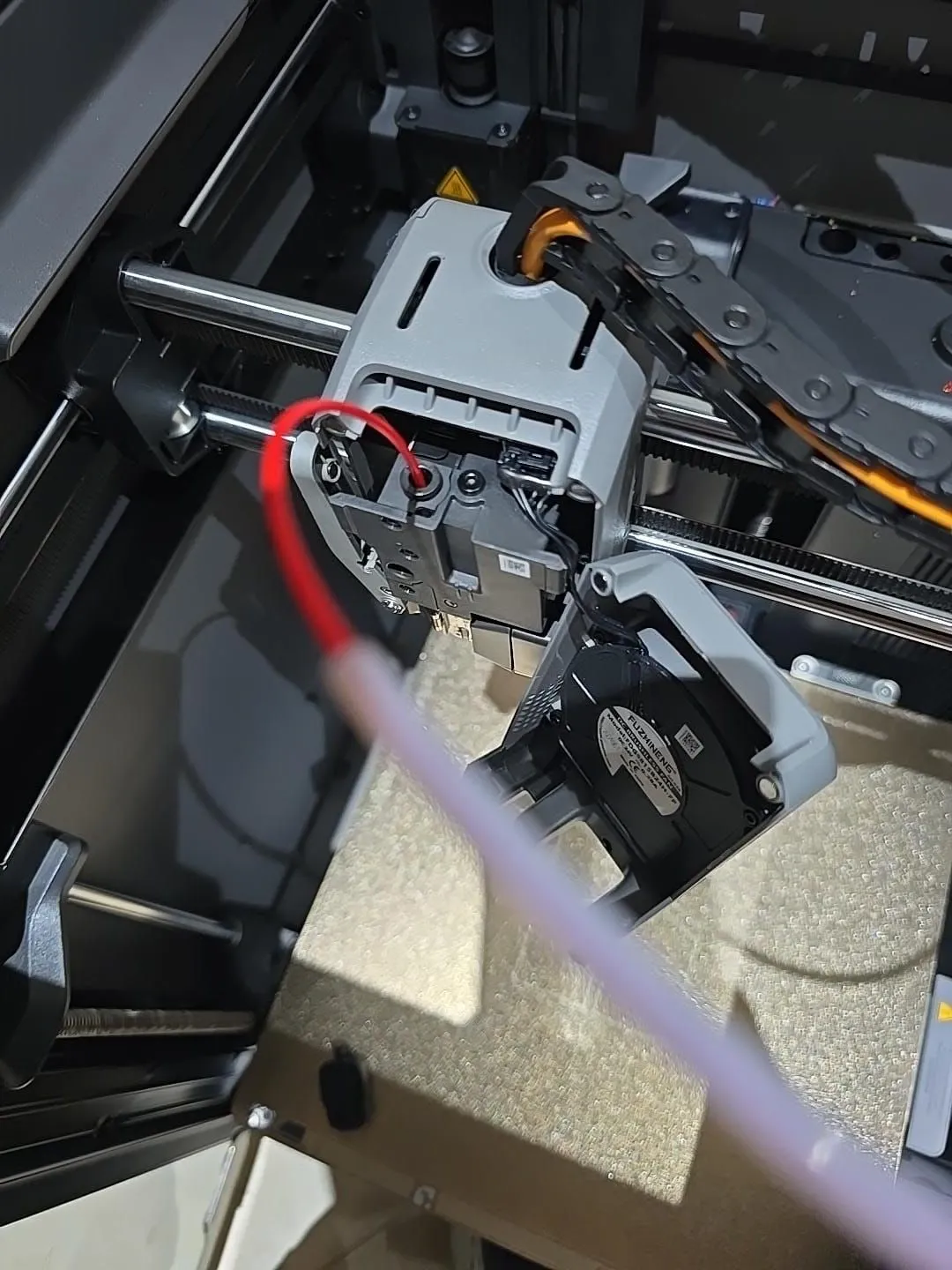 Impresora 3D fabricando una pieza para un servo del robot